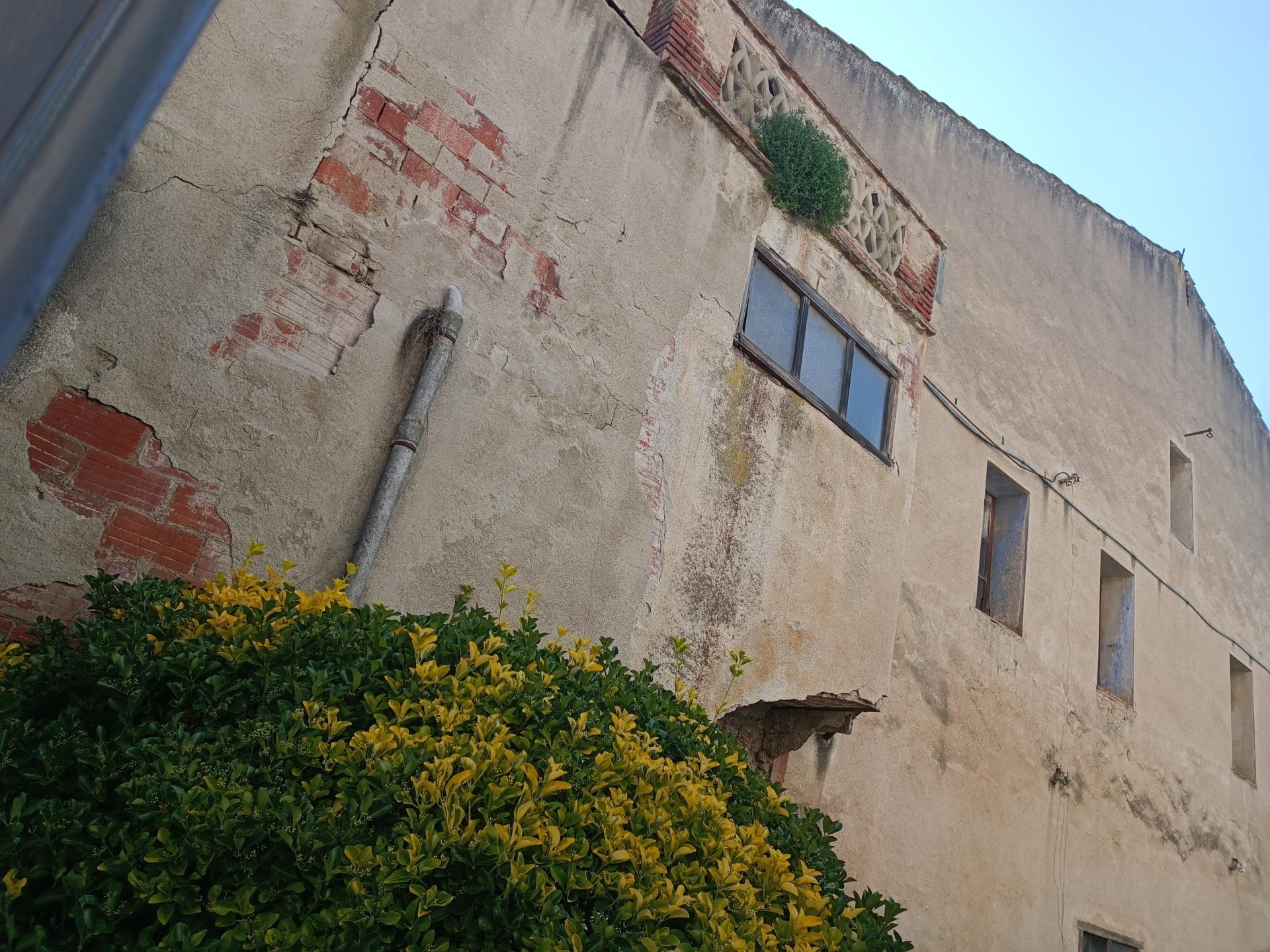 CASA DE POBLE MOLT GRAN I AMB LOCAL TIPUS NAU INDUSTRIAL