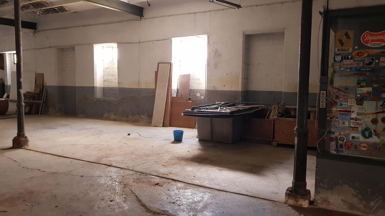 CASA DE POBLE MOLT GRAN I AMB LOCAL TIPUS NAU INDUSTRIAL