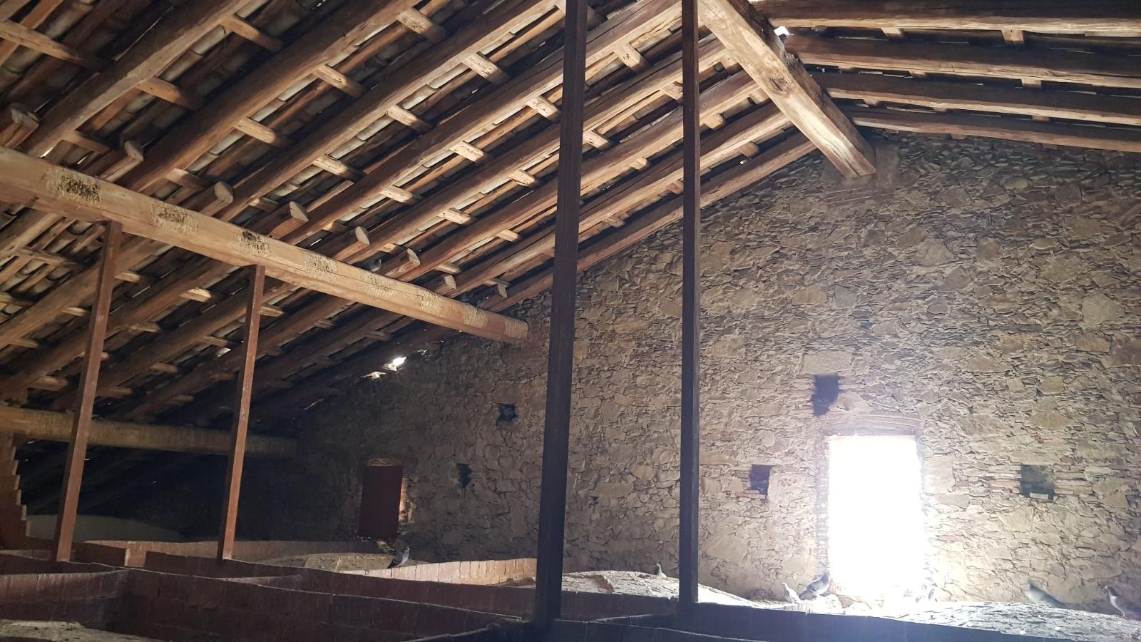 CASA DE POBLE MOLT GRAN I AMB LOCAL TIPUS NAU INDUSTRIAL