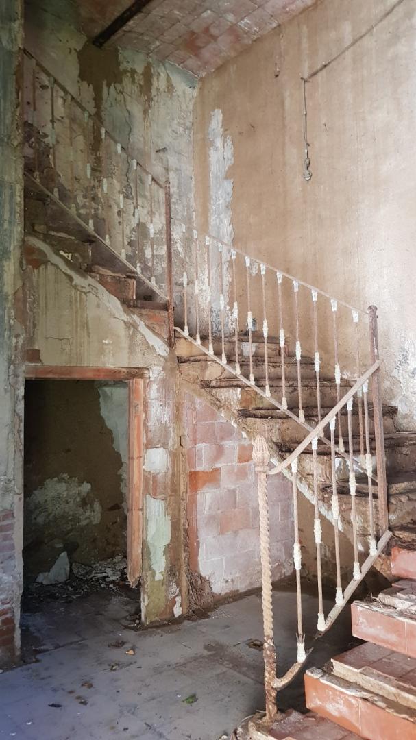 CASA DE POBLE MOLT GRAN I AMB LOCAL TIPUS NAU INDUSTRIAL