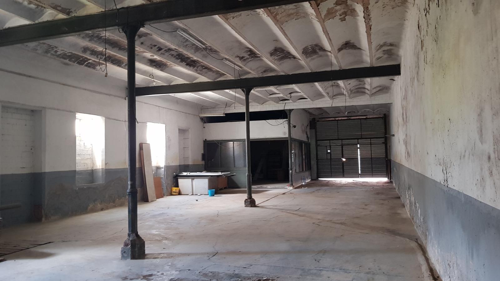 CASA DE POBLE MOLT GRAN I AMB LOCAL TIPUS NAU INDUSTRIAL