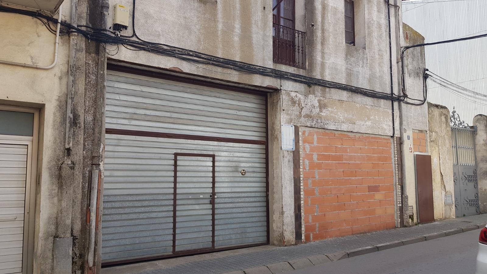 CASA DE POBLE MOLT GRAN I AMB LOCAL TIPUS NAU INDUSTRIAL