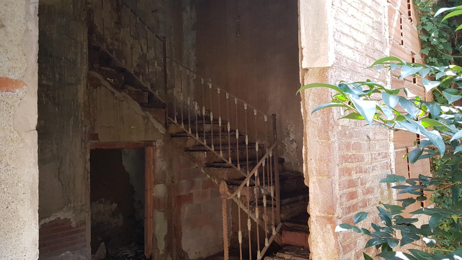 CASA DE POBLE MOLT GRAN I AMB LOCAL TIPUS NAU INDUSTRIAL