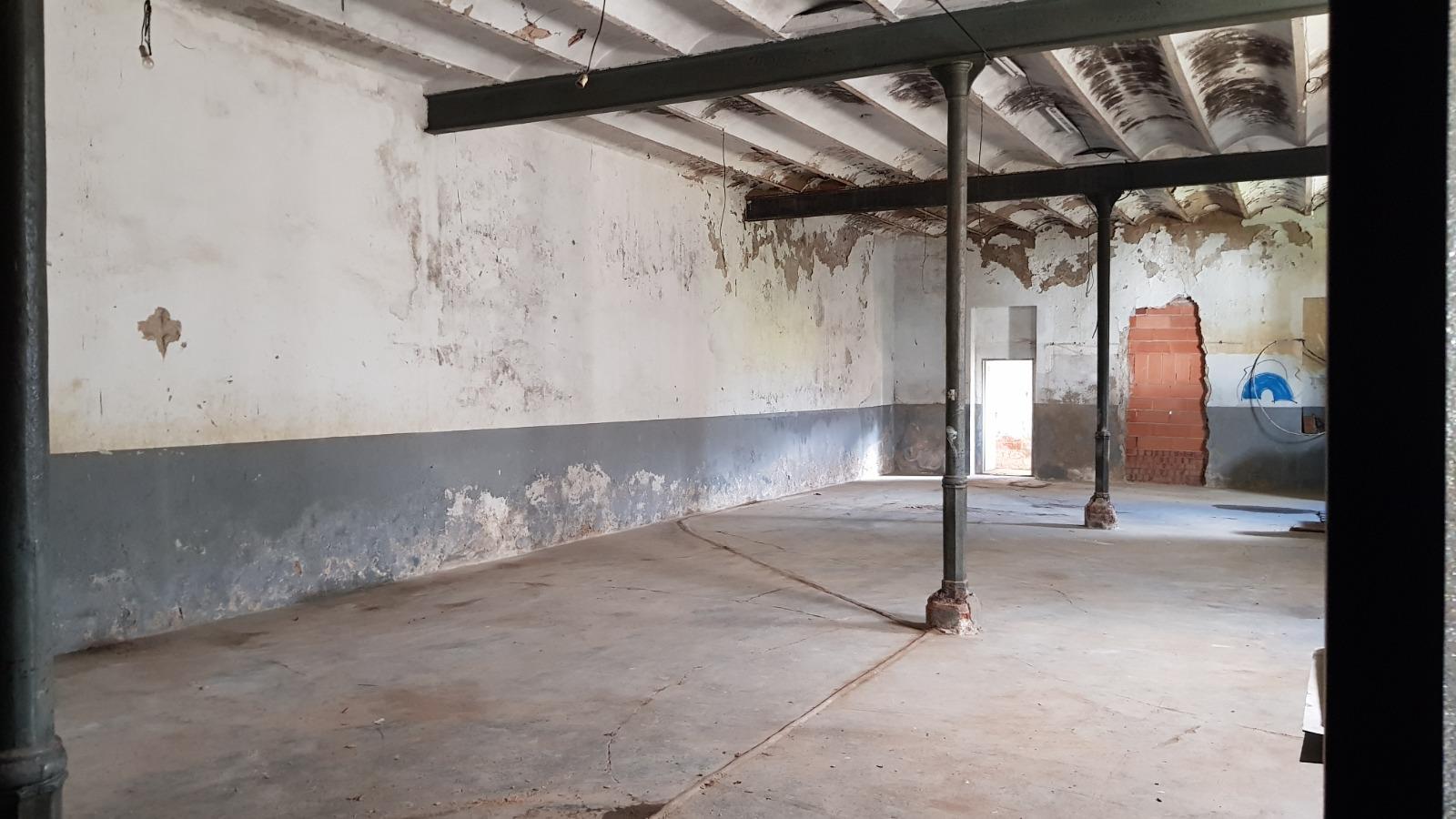 CASA DE POBLE MOLT GRAN I AMB LOCAL TIPUS NAU INDUSTRIAL
