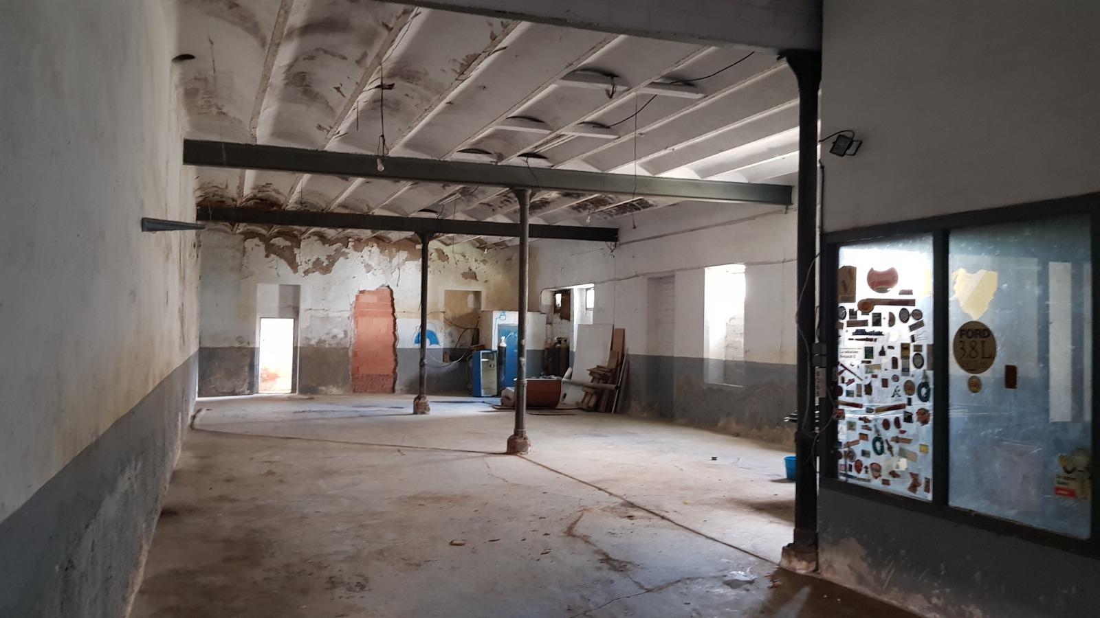 CASA DE POBLE MOLT GRAN I AMB LOCAL TIPUS NAU INDUSTRIAL