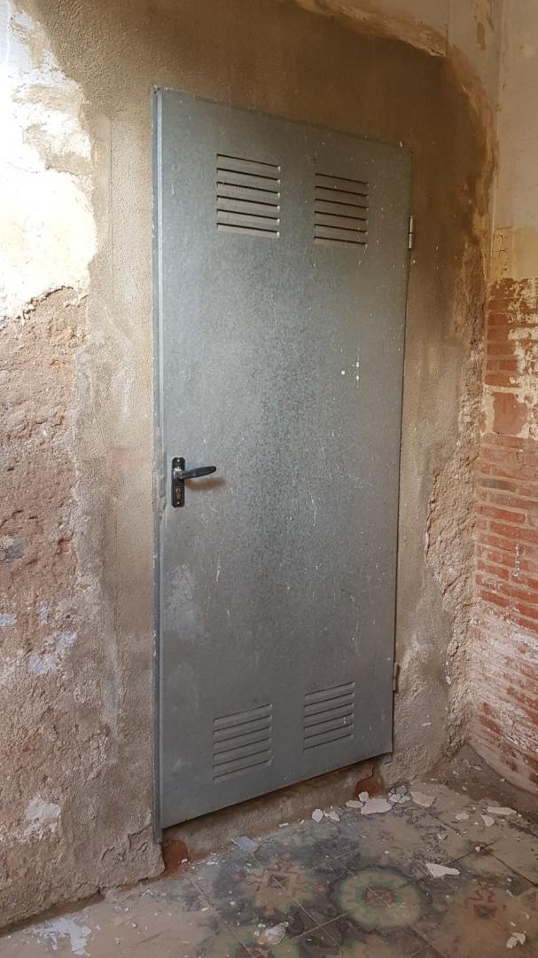 CASA DE POBLE MOLT GRAN I AMB LOCAL TIPUS NAU INDUSTRIAL