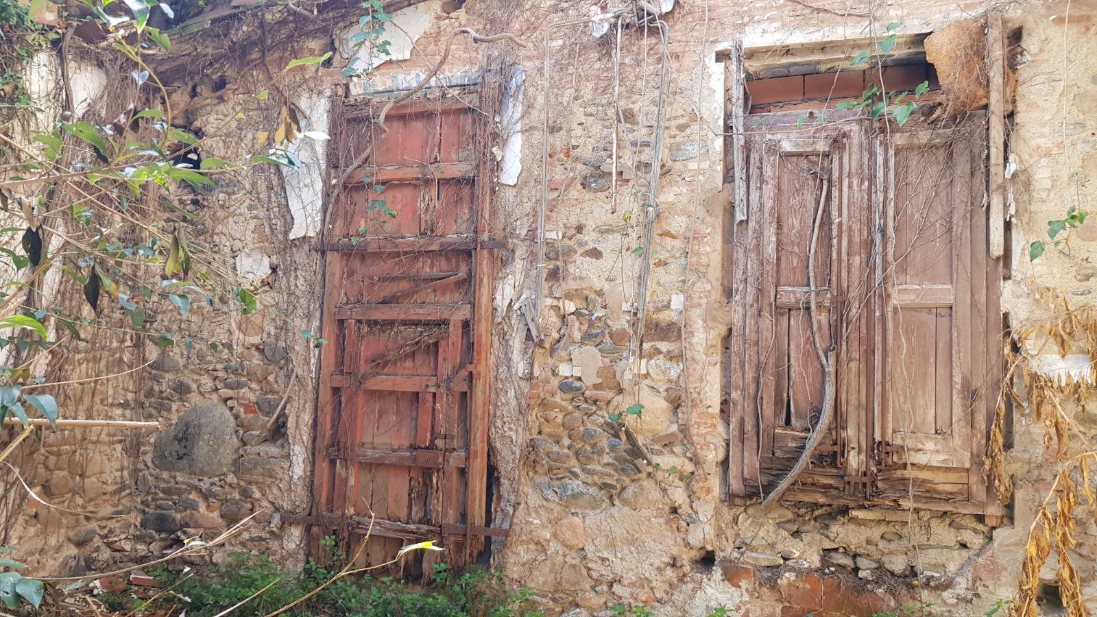 CASA DE POBLE MOLT GRAN I AMB LOCAL TIPUS NAU INDUSTRIAL