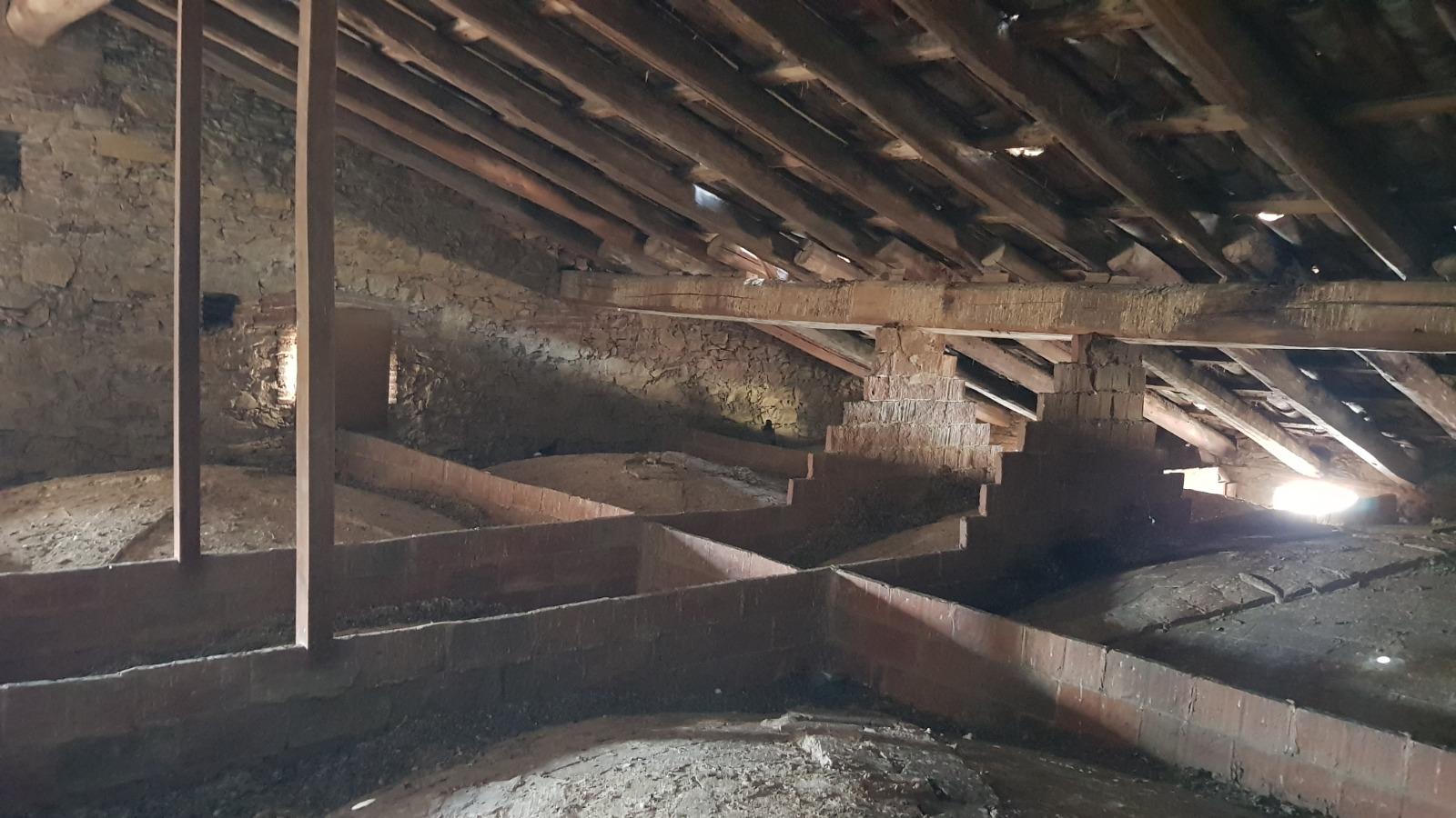 CASA DE POBLE MOLT GRAN I AMB LOCAL TIPUS NAU INDUSTRIAL