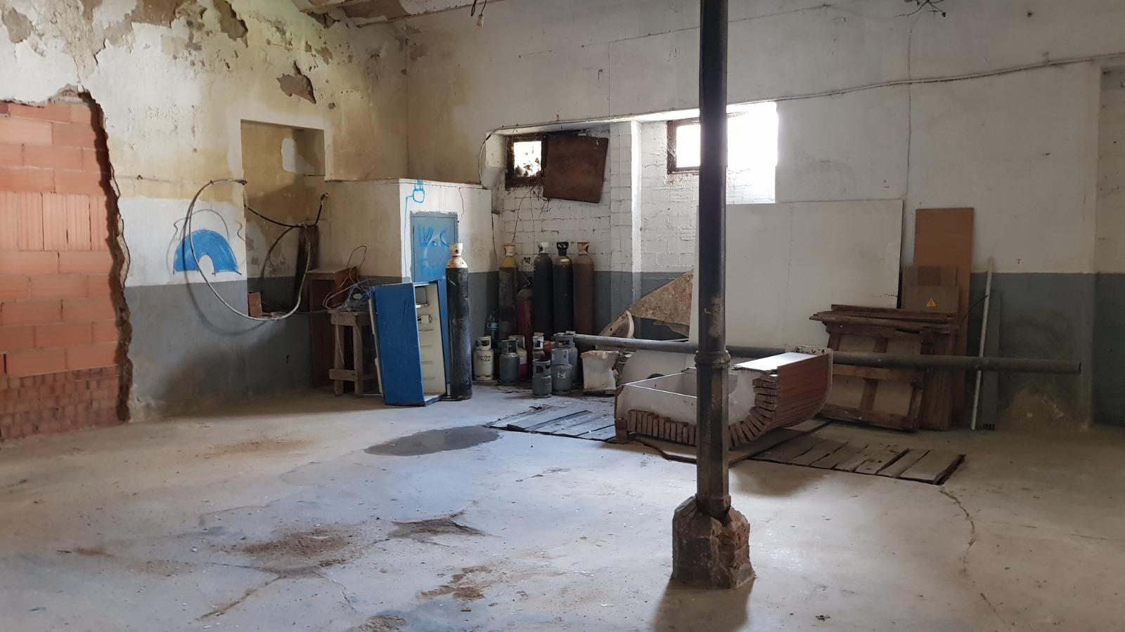 CASA DE POBLE MOLT GRAN I AMB LOCAL TIPUS NAU INDUSTRIAL