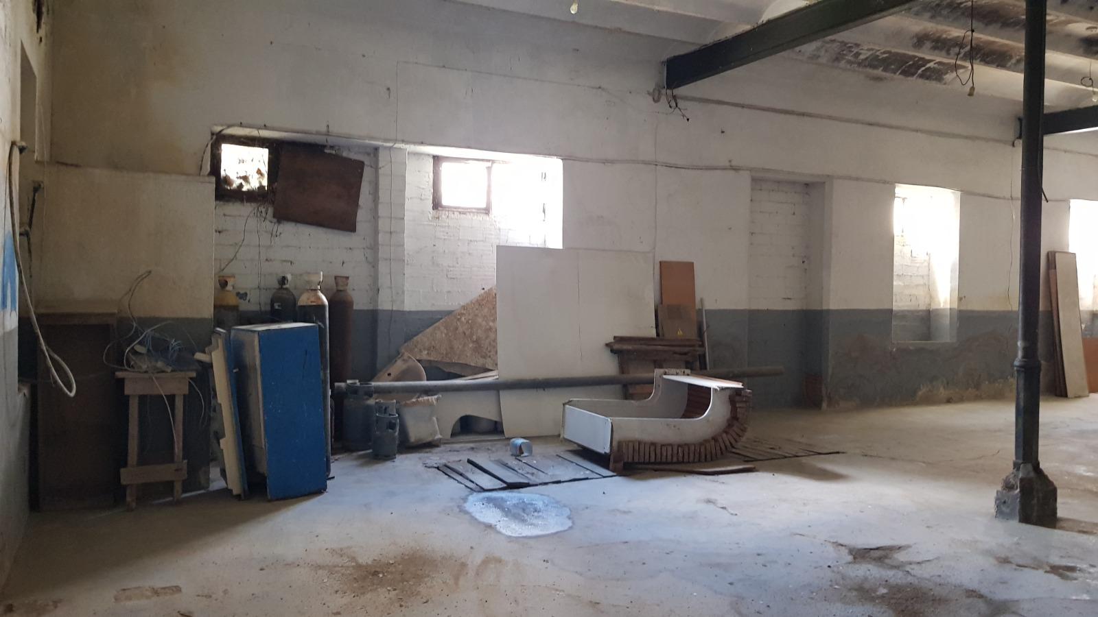 CASA DE POBLE MOLT GRAN I AMB LOCAL TIPUS NAU INDUSTRIAL