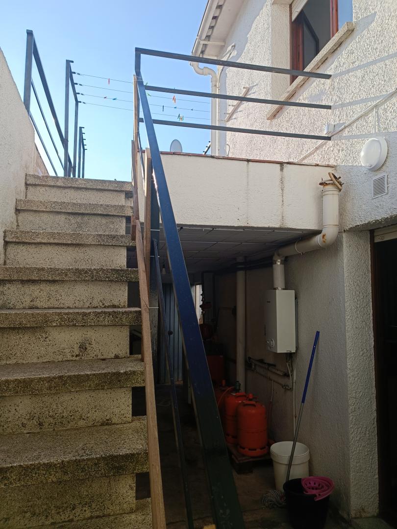 CASA  SITUADA A ZONA RESIDENCIAL