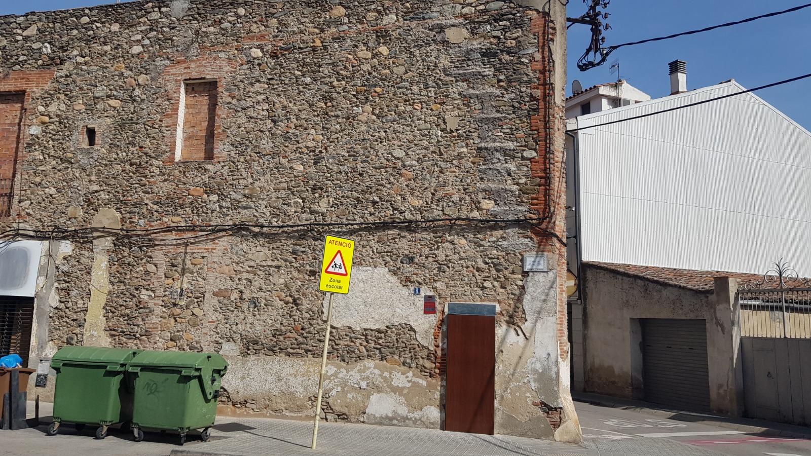 CASA DE POBLE DEL 1910 CANTONERA MOLT BEN SITUADA