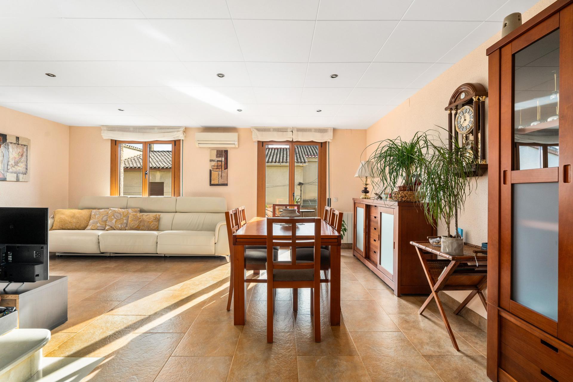 CASA ADOSSADA ZONA TURO
