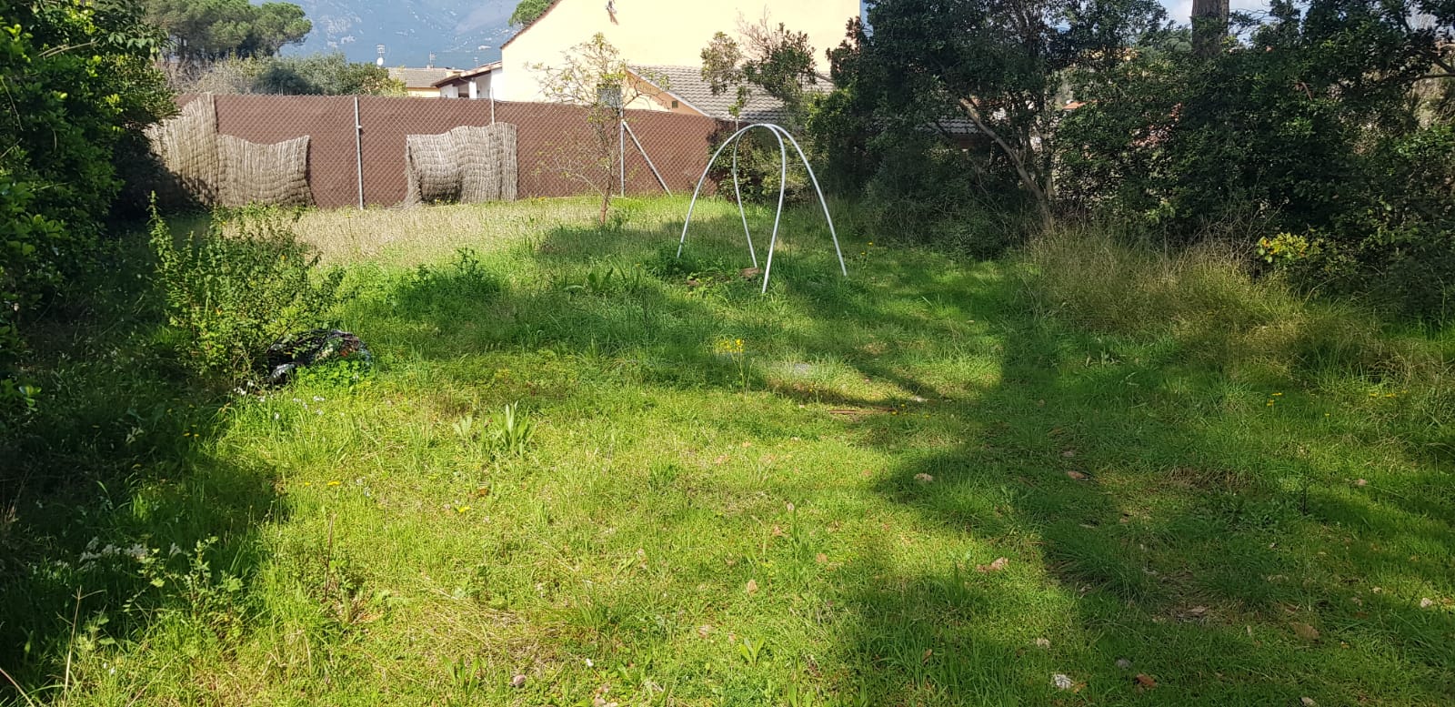 TERRENO MUY AMPLIO PARCIALMENTE VALLADO
