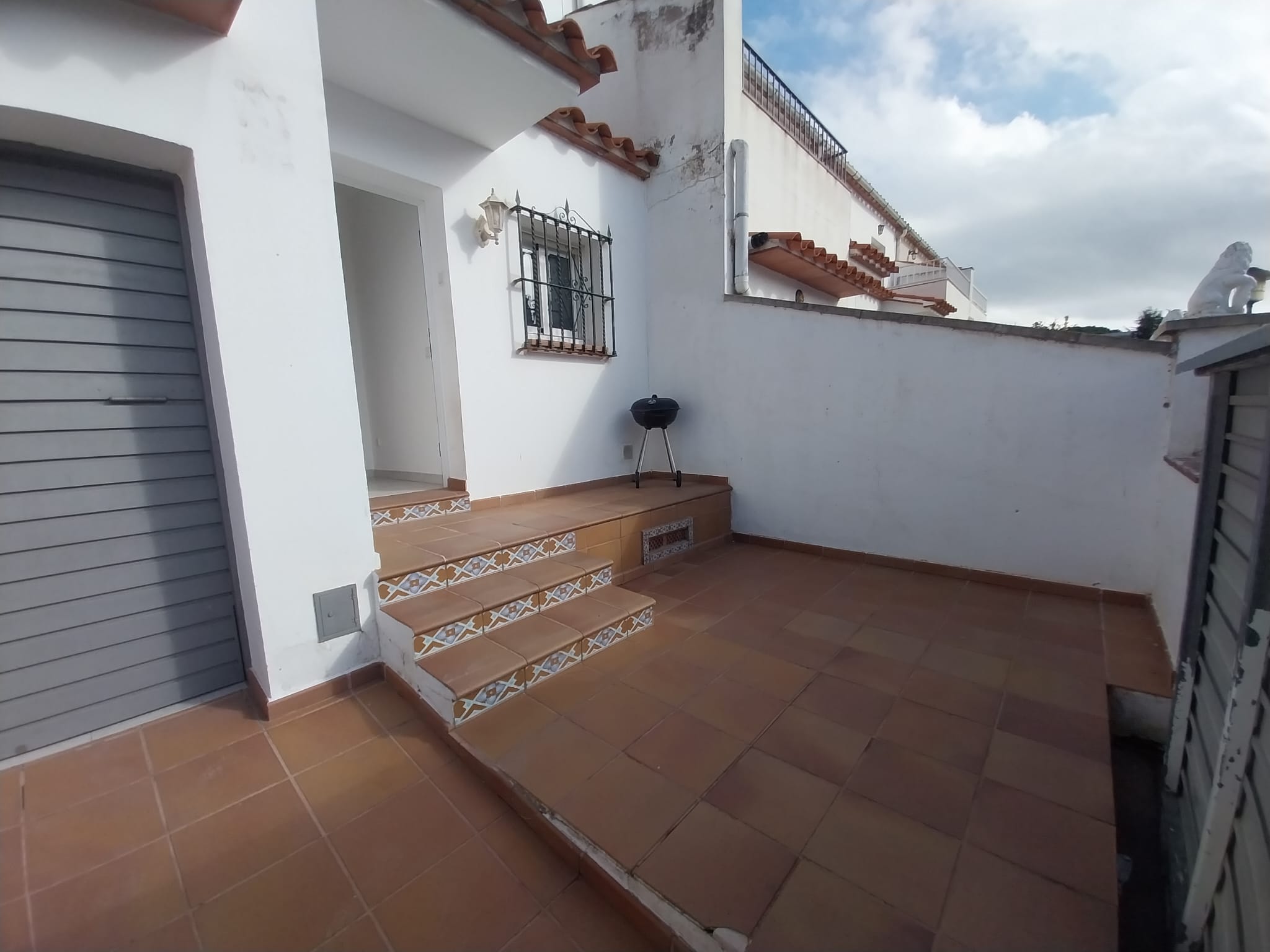 terraced Escala, L
