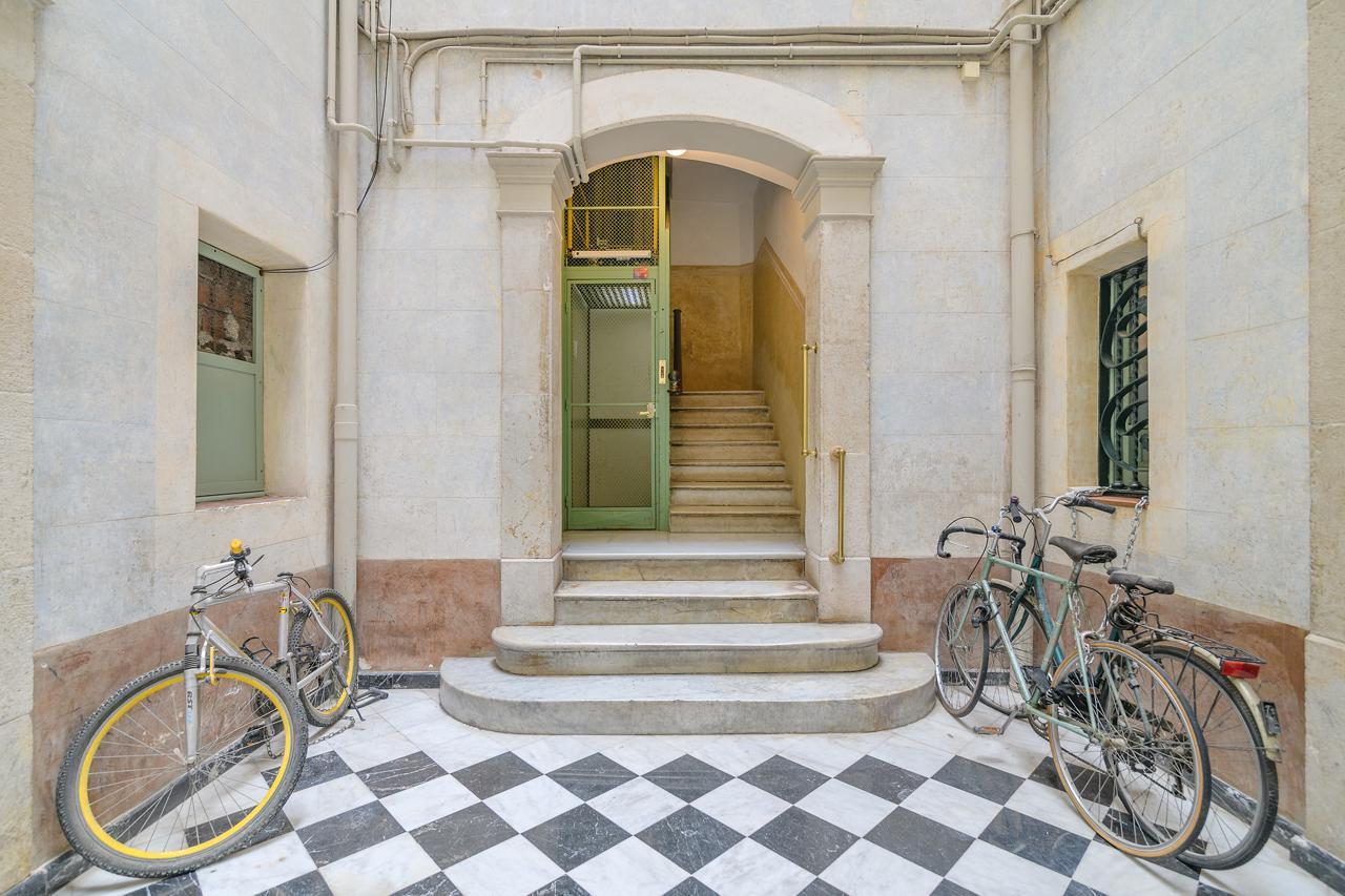 Amplia y luminosa  vivienda junto a Plaça Sant Jaume