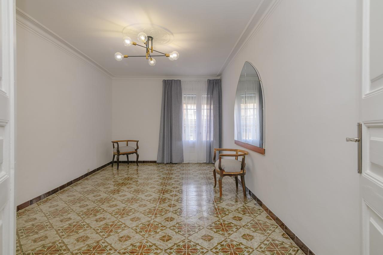 Amplia y luminosa  vivienda junto a Plaça Sant Jaume