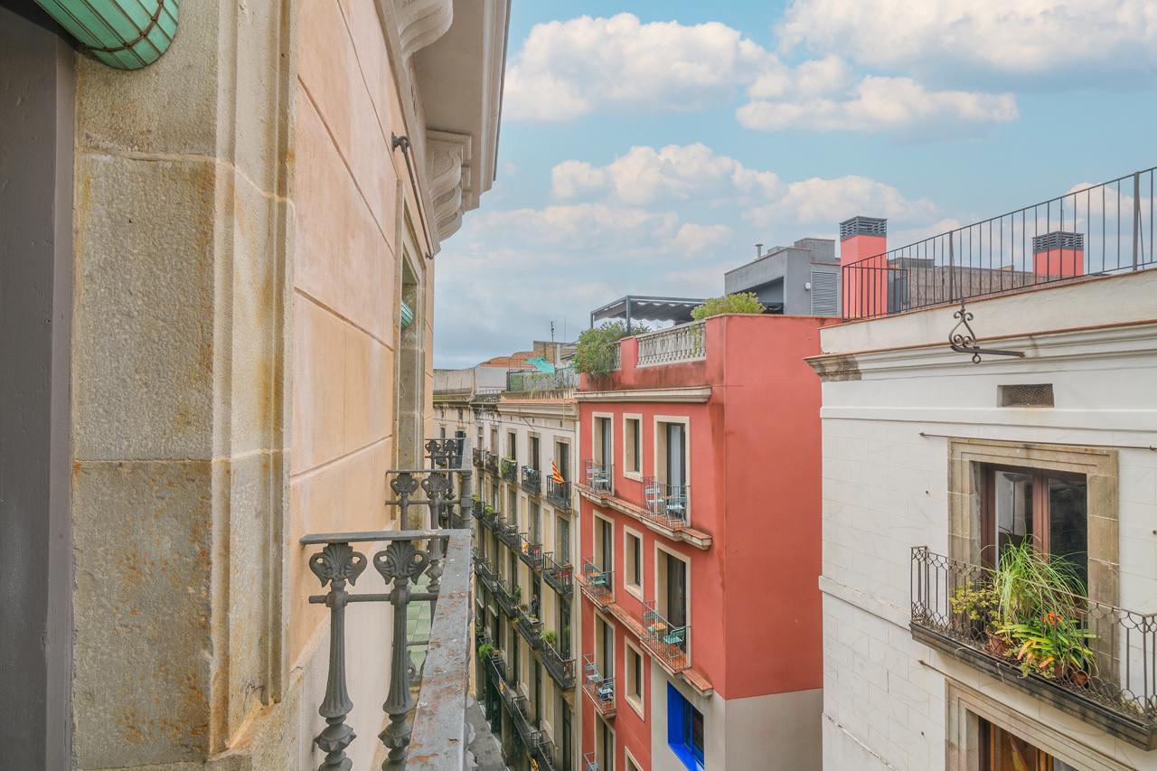 Amplia y luminosa  vivienda junto a Plaça Sant Jaume
