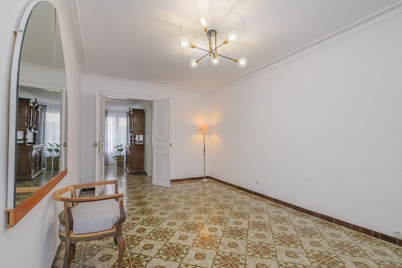 Amplia y luminosa  vivienda junto a Plaça Sant Jaume