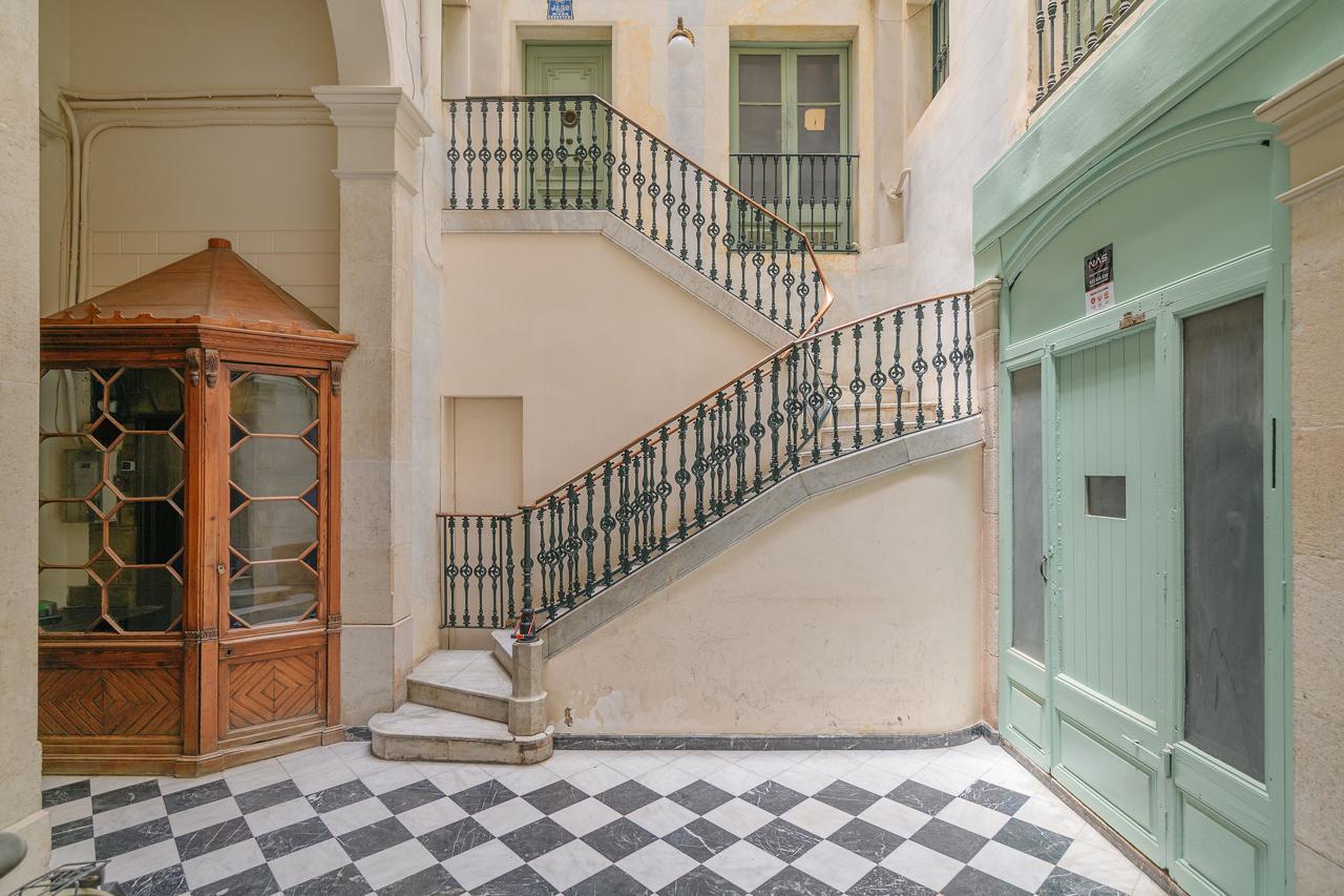 Amplia y luminosa  vivienda junto a Plaça Sant Jaume