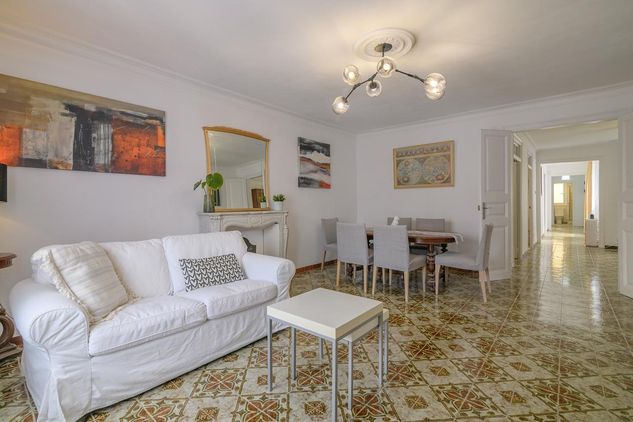 Amplia y luminosa  vivienda junto a Plaça Sant Jaume