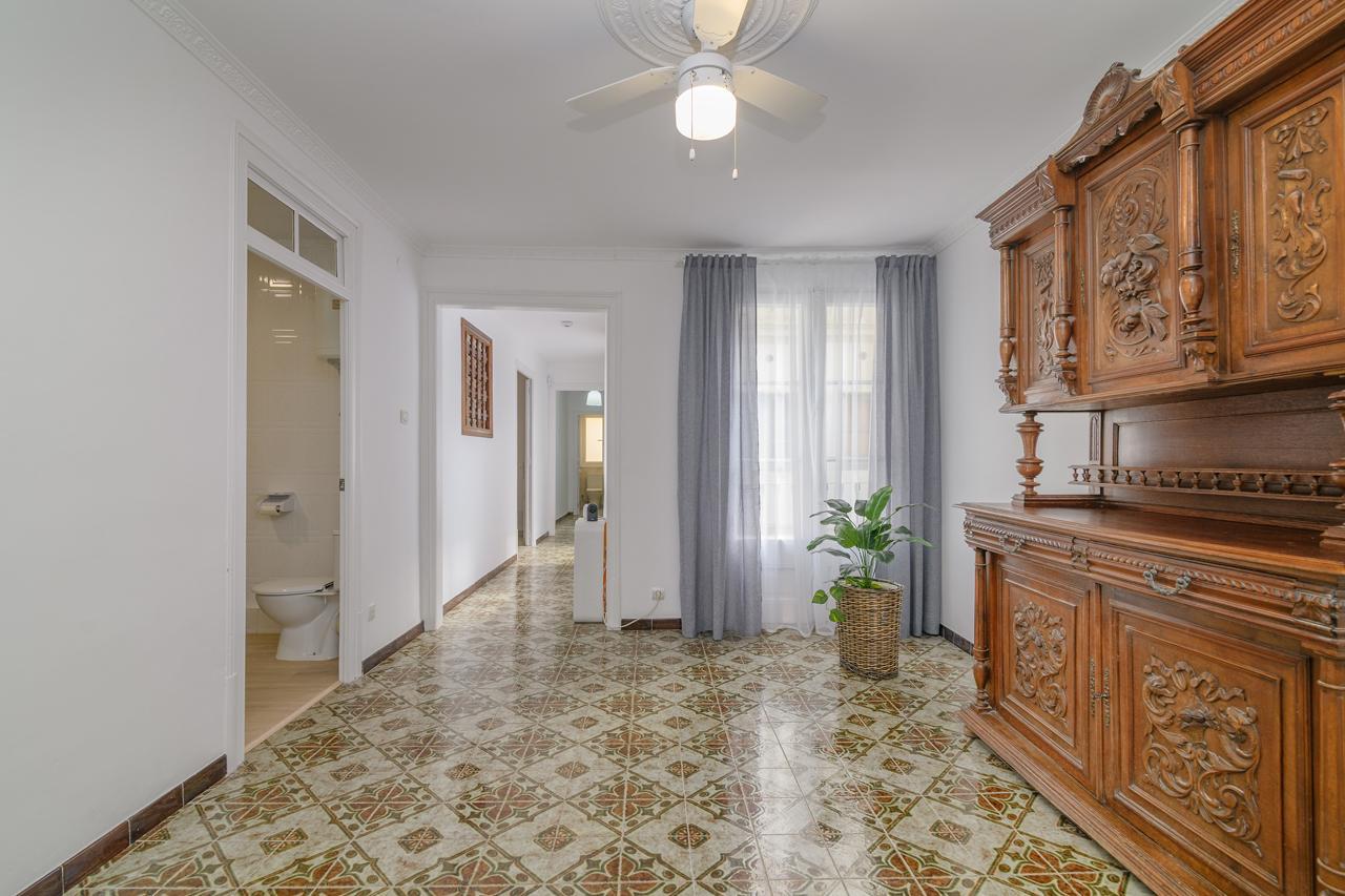 Amplia y luminosa  vivienda junto a Plaça Sant Jaume