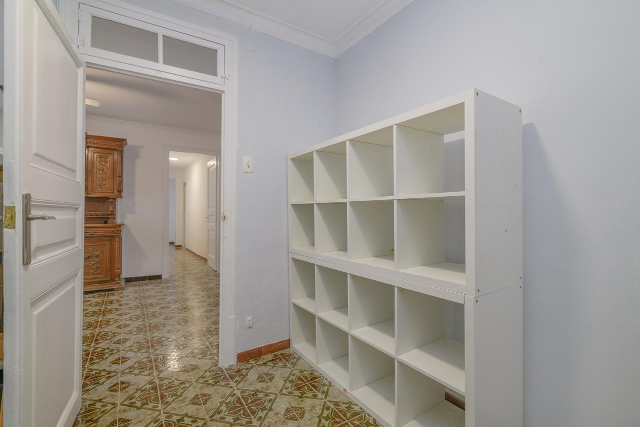 Amplia y luminosa  vivienda junto a Plaça Sant Jaume