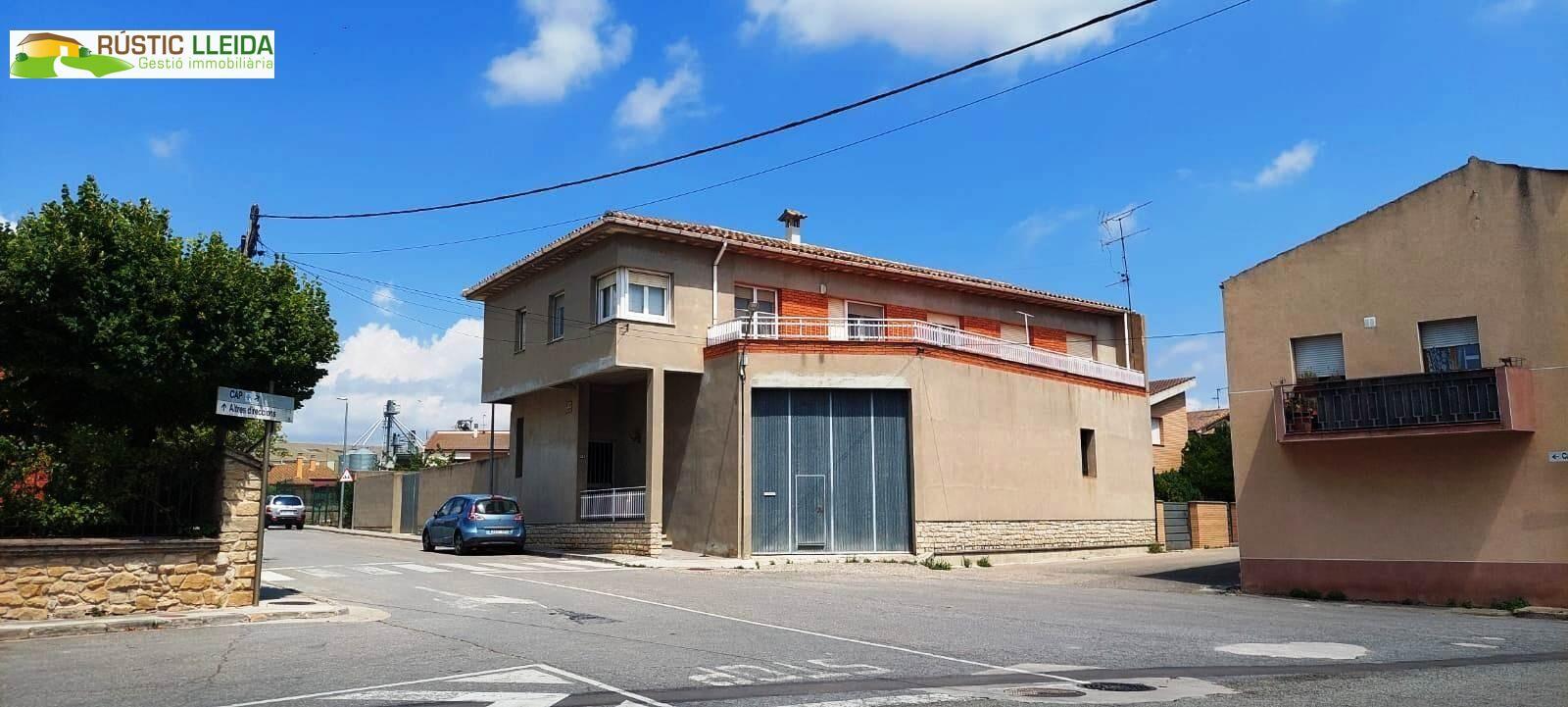 CASA (DE UNOS 544 M2) CON PATIO (DE UNOS 250 M2) EN SANTA COLOMA DE QUERALT.