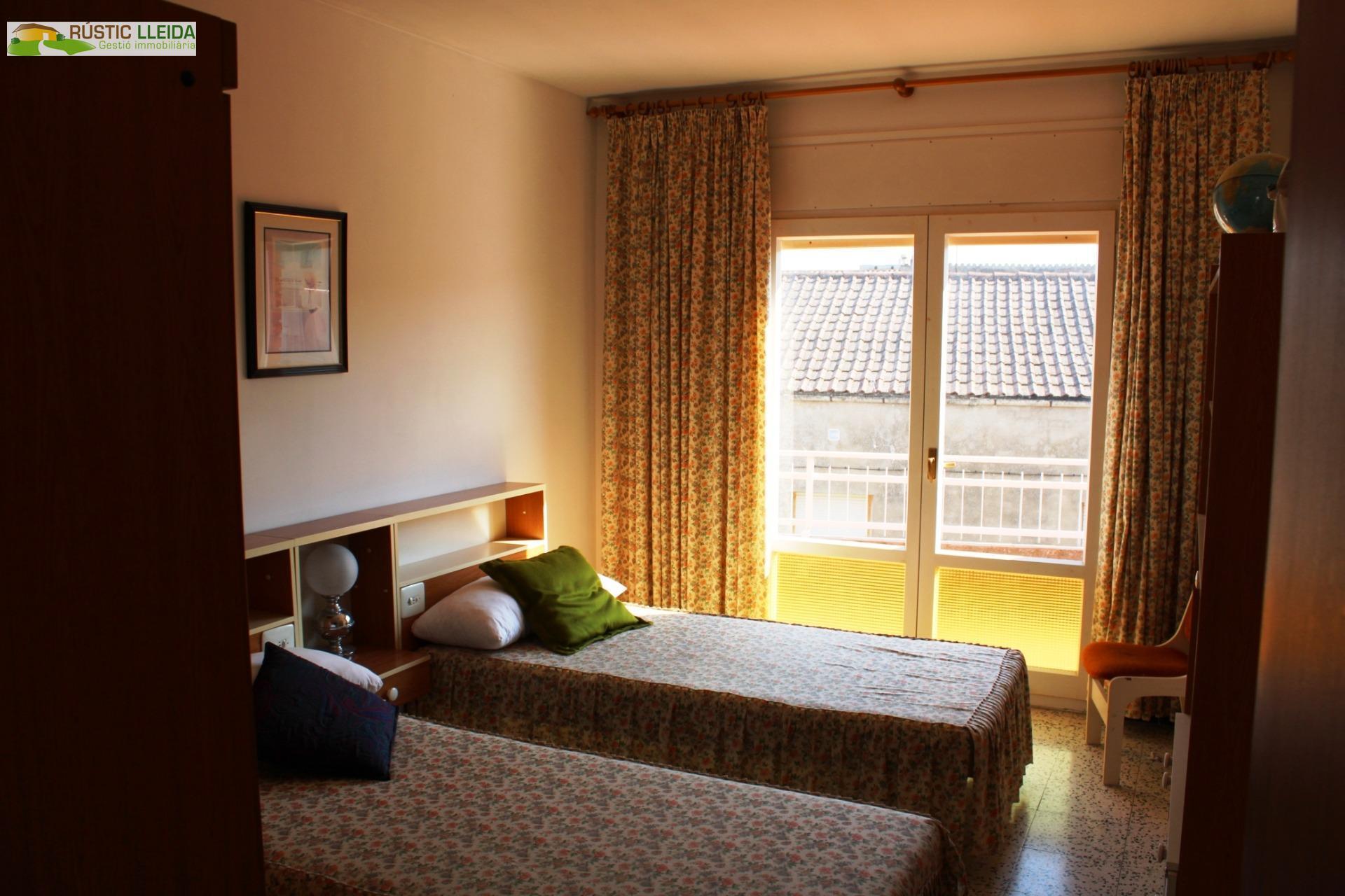 CASA (DE UNOS 544 M2) CON PATIO (DE UNOS 250 M2) EN SANTA COLOMA DE QUERALT.