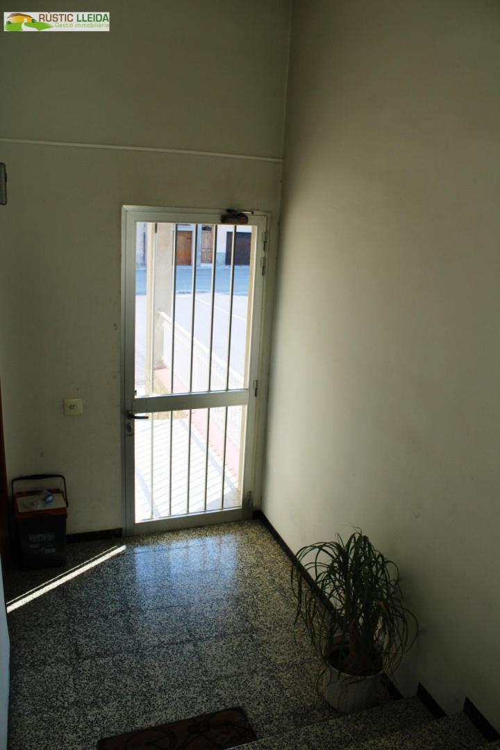 CASA (DE UNOS 544 M2) CON PATIO (DE UNOS 250 M2) EN SANTA COLOMA DE QUERALT.