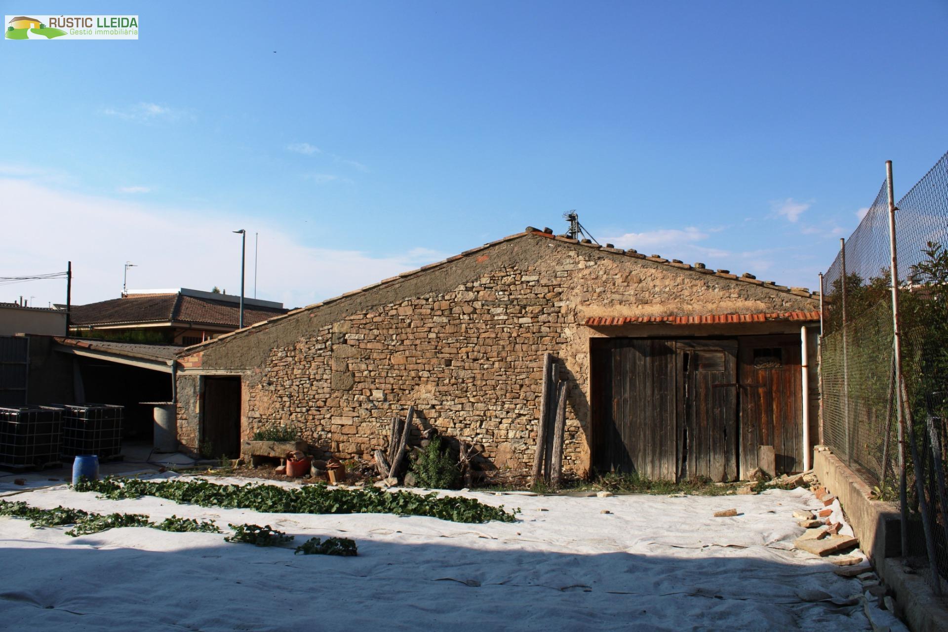 CASA (DE UNOS 544 M2) CON PATIO (DE UNOS 250 M2) EN SANTA COLOMA DE QUERALT.