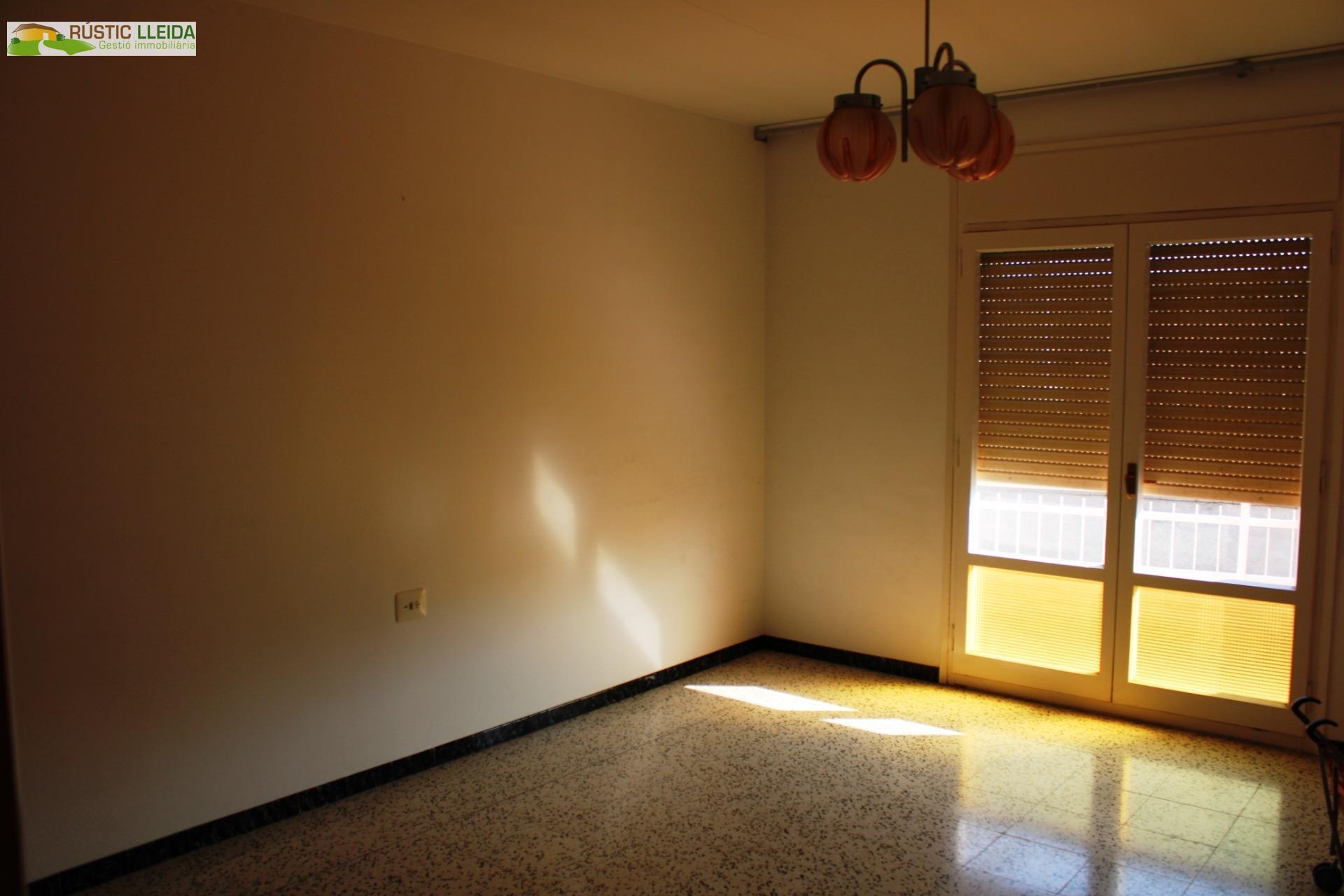 CASA (DE UNOS 544 M2) CON PATIO (DE UNOS 250 M2) EN SANTA COLOMA DE QUERALT.