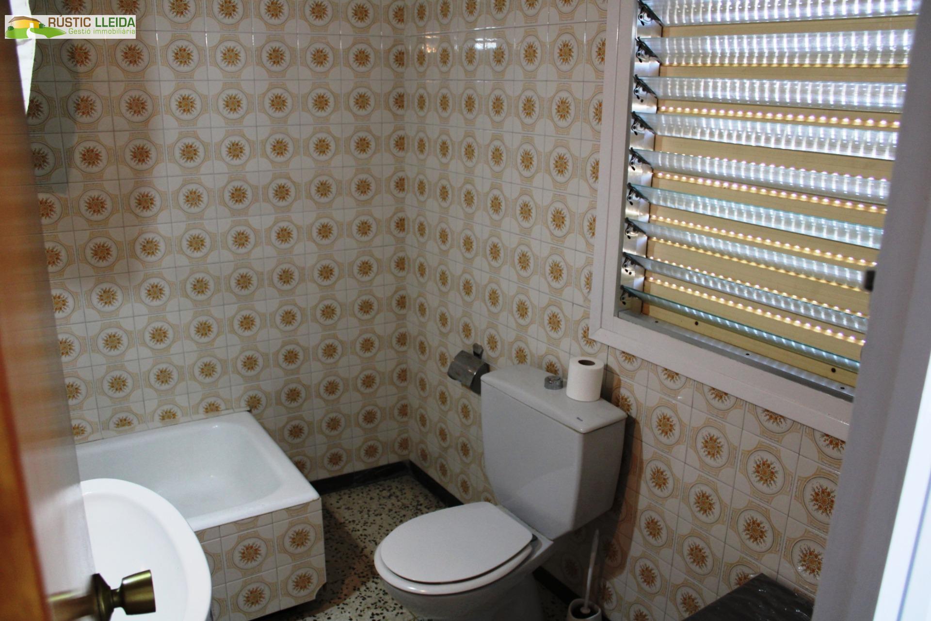 CASA (DE UNOS 544 M2) CON PATIO (DE UNOS 250 M2) EN SANTA COLOMA DE QUERALT.