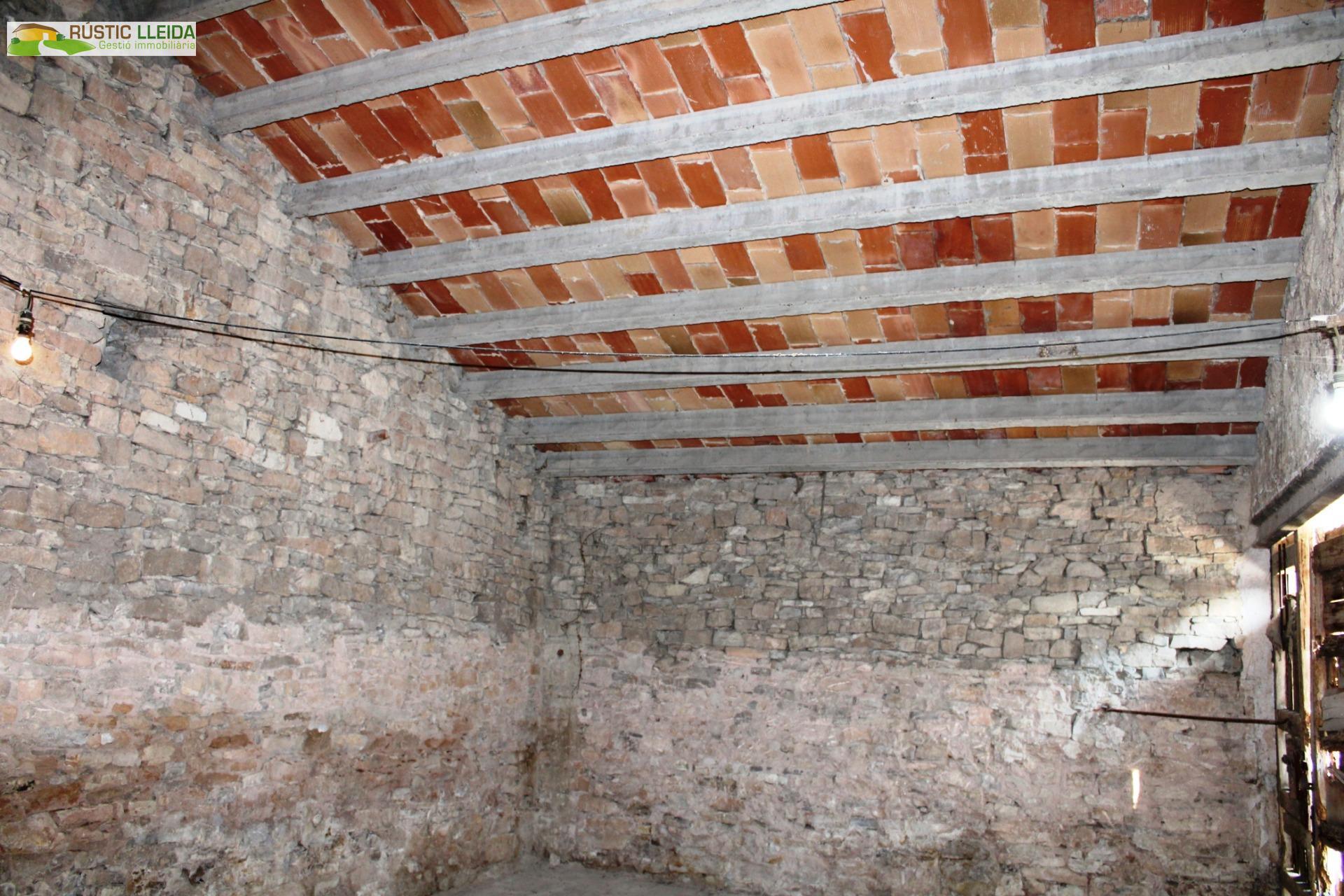 CASA (DE UNOS 544 M2) CON PATIO (DE UNOS 250 M2) EN SANTA COLOMA DE QUERALT.