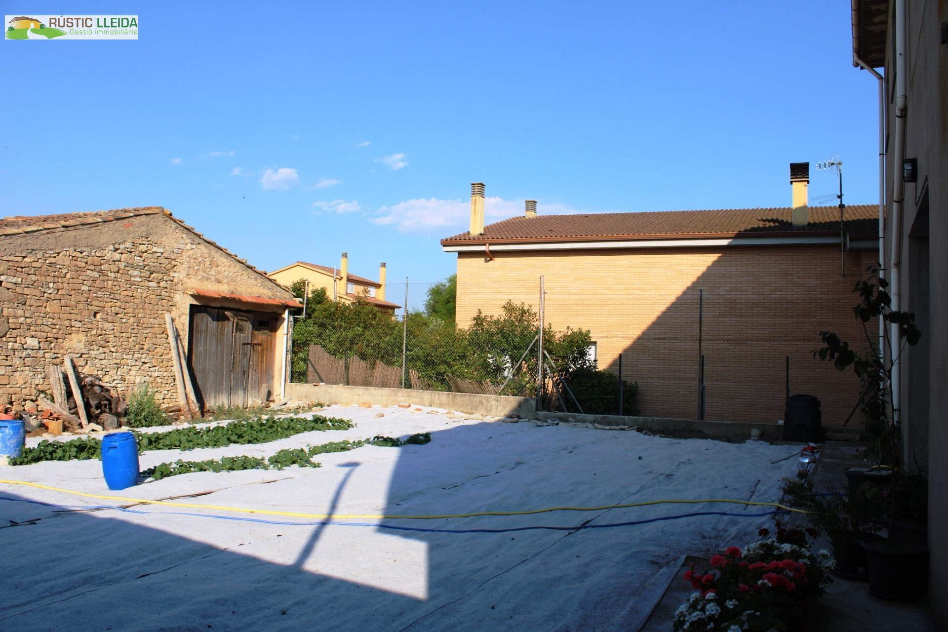 CASA (DE UNOS 544 M2) CON PATIO (DE UNOS 250 M2) EN SANTA COLOMA DE QUERALT.