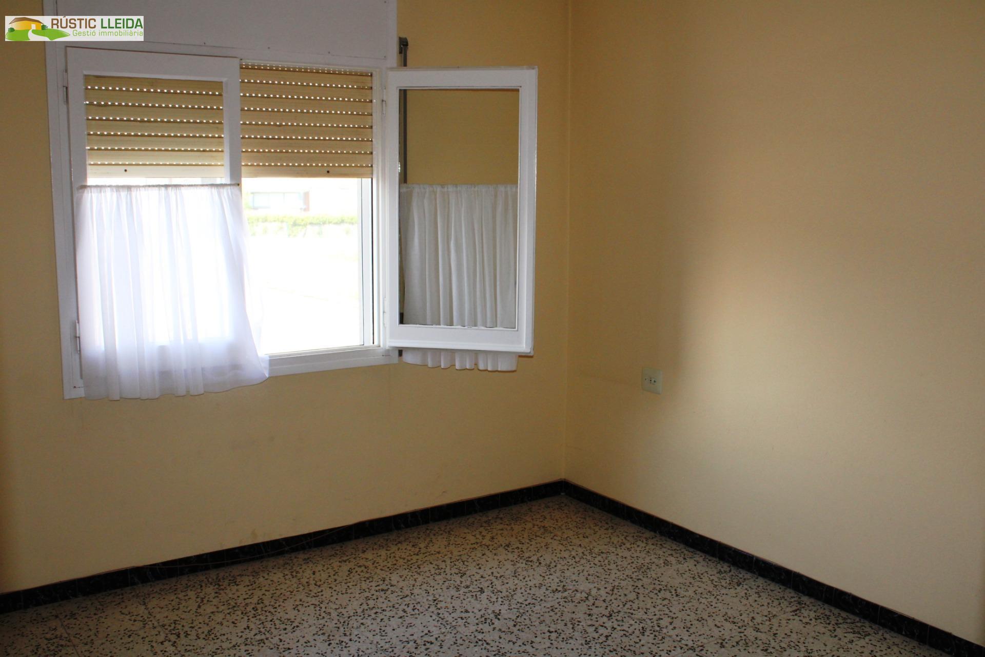 CASA (DE UNOS 544 M2) CON PATIO (DE UNOS 250 M2) EN SANTA COLOMA DE QUERALT.