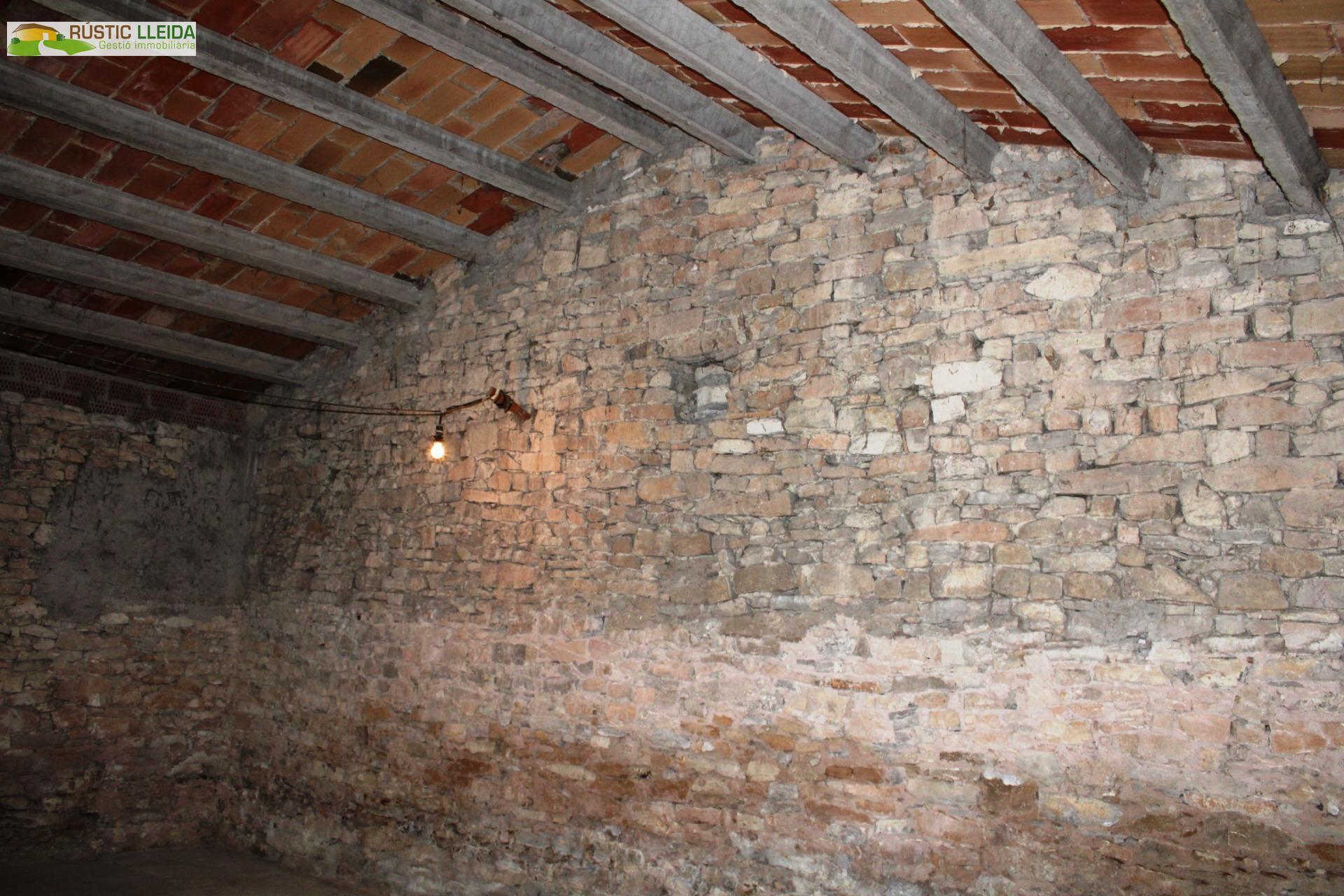 CASA (DE UNOS 544 M2) CON PATIO (DE UNOS 250 M2) EN SANTA COLOMA DE QUERALT.