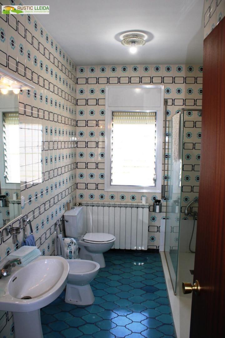 CASA (DE UNOS 544 M2) CON PATIO (DE UNOS 250 M2) EN SANTA COLOMA DE QUERALT.