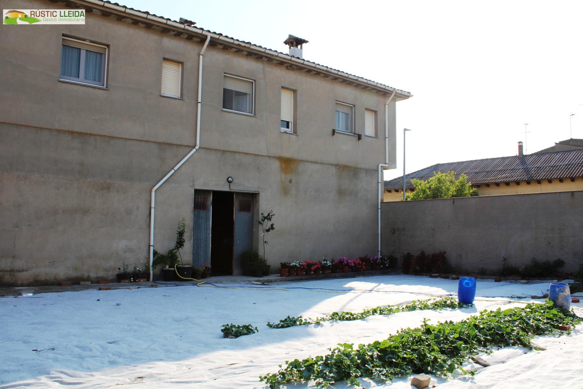 CASA (DE UNOS 544 M2) CON PATIO (DE UNOS 250 M2) EN SANTA COLOMA DE QUERALT.