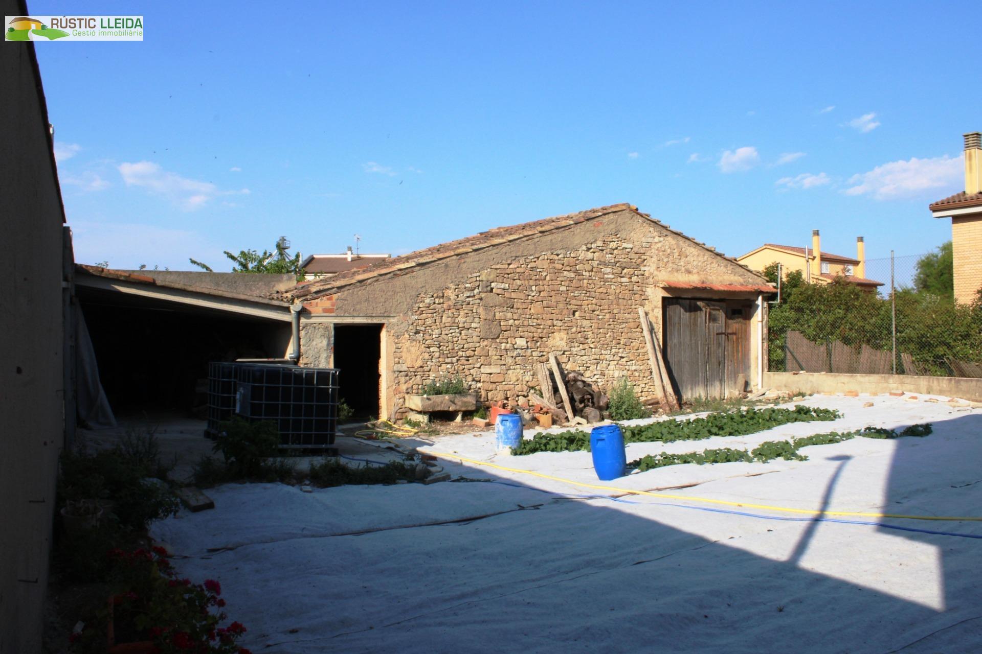 CASA (DE UNOS 544 M2) CON PATIO (DE UNOS 250 M2) EN SANTA COLOMA DE QUERALT.