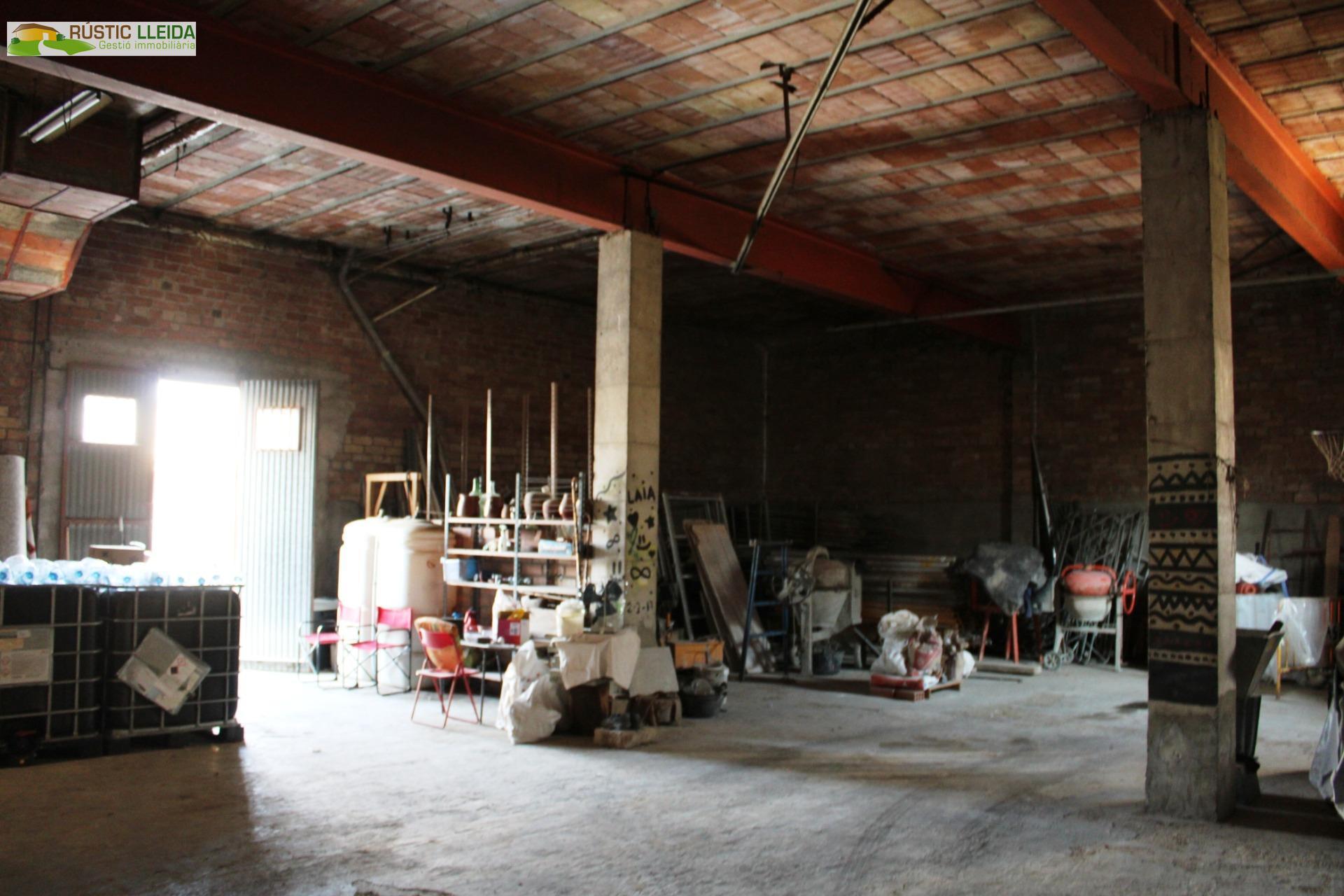 CASA (DE UNOS 544 M2) CON PATIO (DE UNOS 250 M2) EN SANTA COLOMA DE QUERALT.