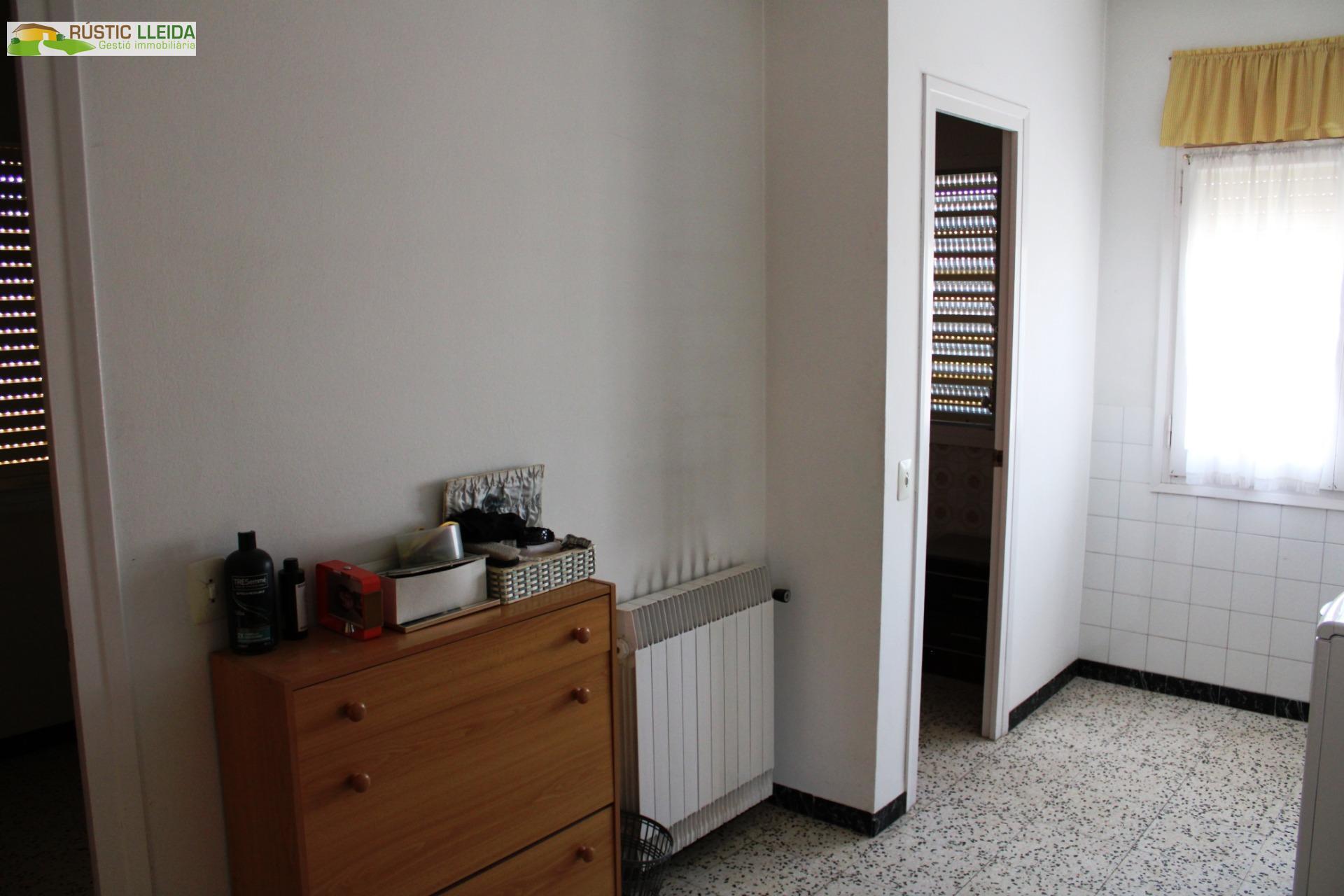 CASA (DE UNOS 544 M2) CON PATIO (DE UNOS 250 M2) EN SANTA COLOMA DE QUERALT.