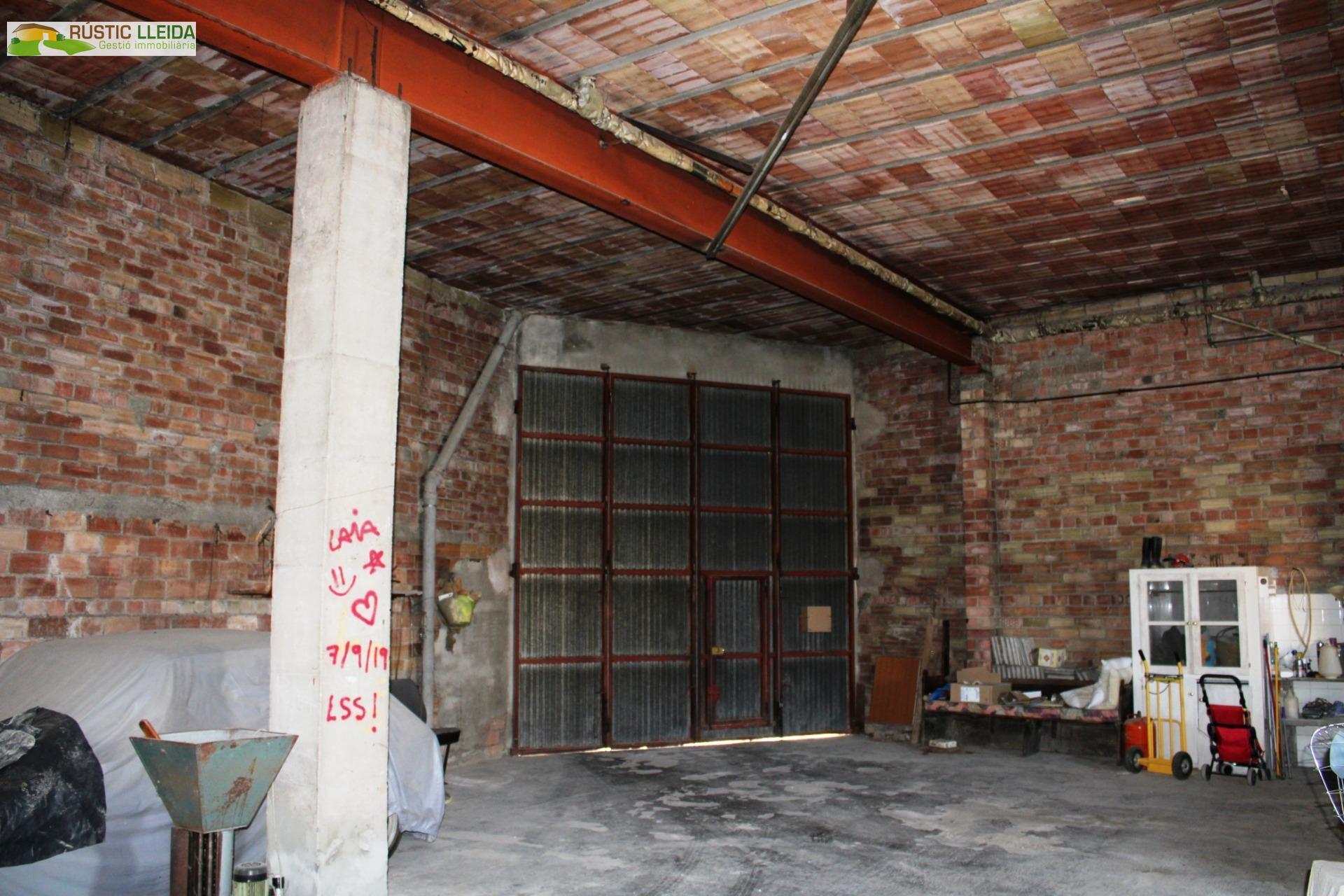 CASA (DE UNOS 544 M2) CON PATIO (DE UNOS 250 M2) EN SANTA COLOMA DE QUERALT.