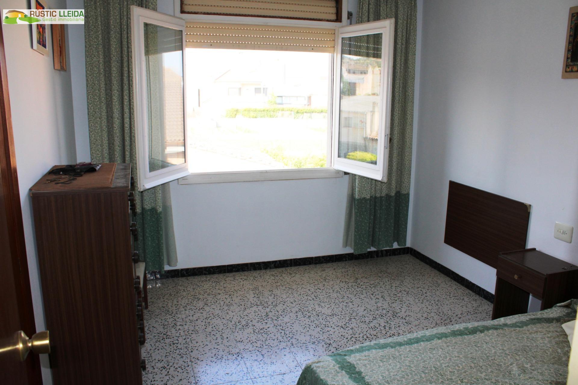 CASA (DE UNOS 544 M2) CON PATIO (DE UNOS 250 M2) EN SANTA COLOMA DE QUERALT.