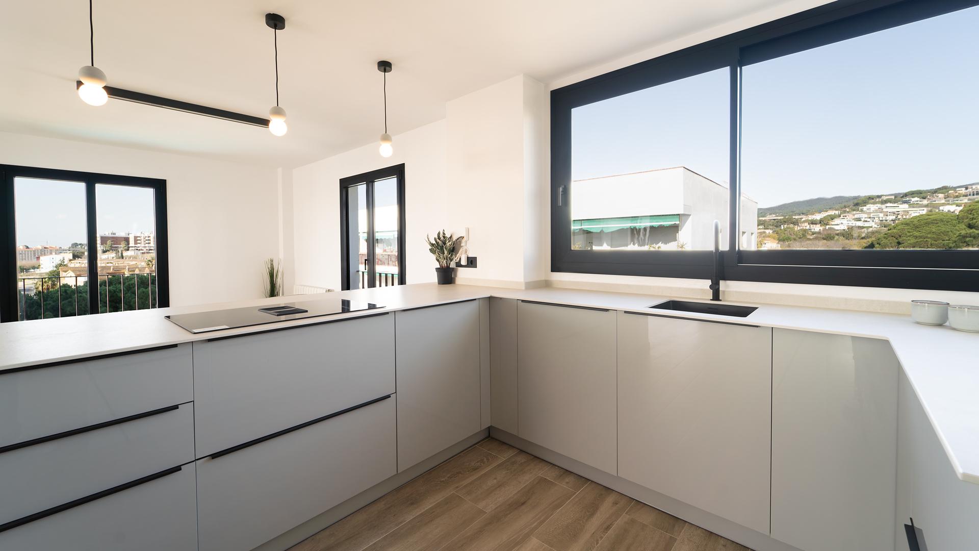 APIALIA presenta este exclusivo ÁTICO recién reformado de diseño en...