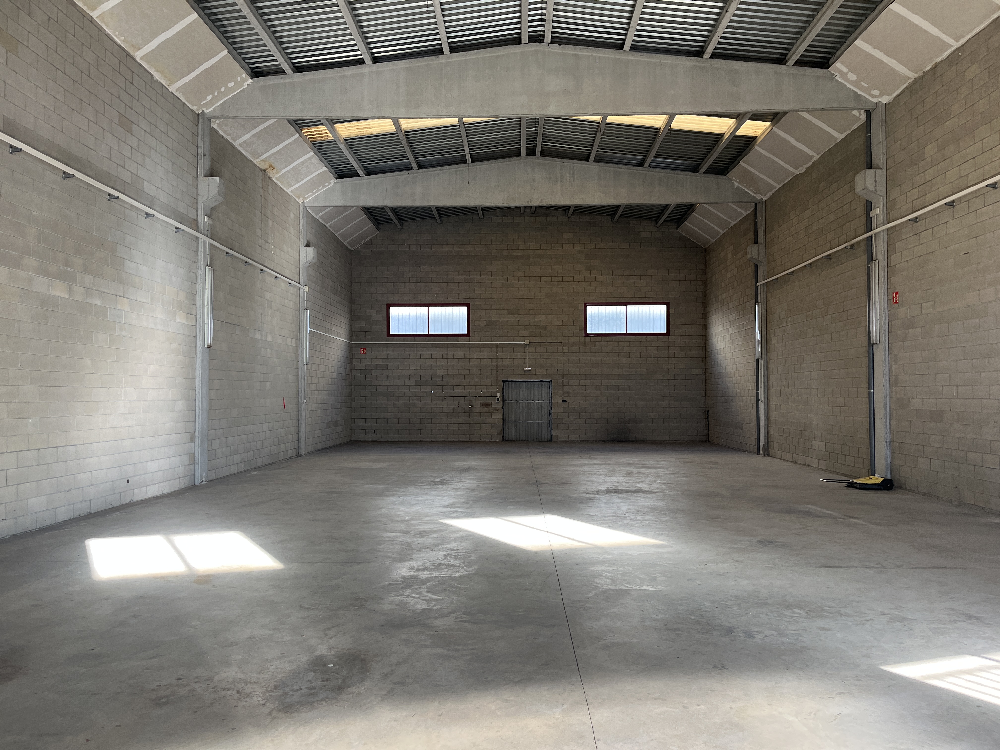 nau-industrial en cornella-del-terri ·  2200€
