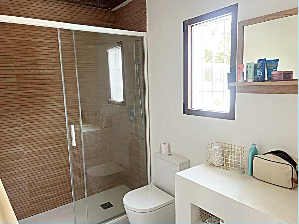 Elegante Villa Estilo Ibiza con Piscina y Palmeras / Precio 930 000