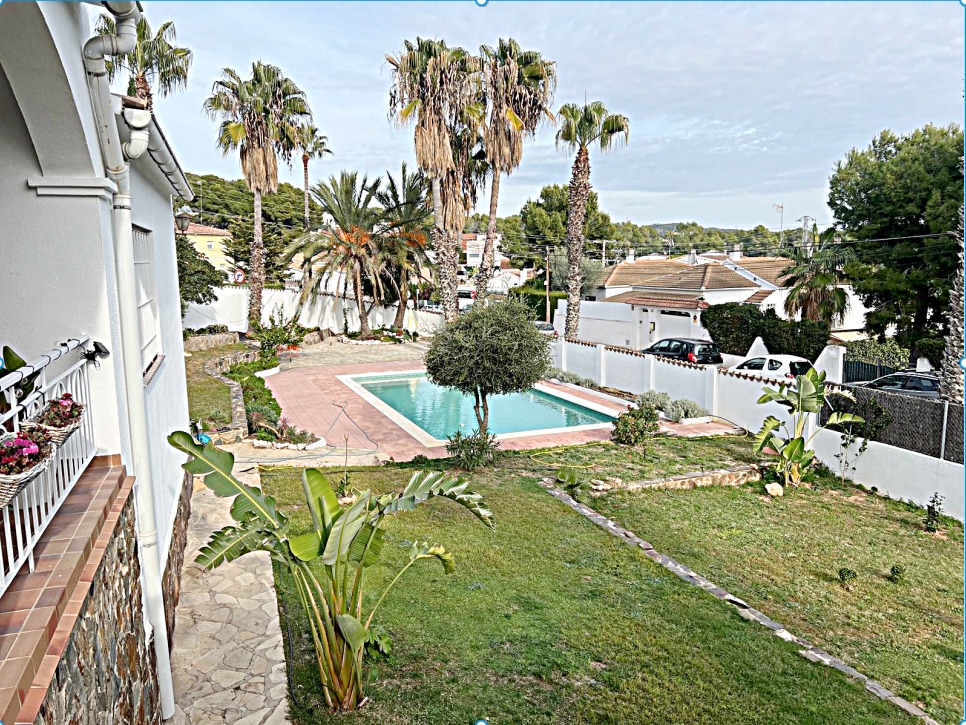 Elegante Villa Estilo Ibiza con Piscina y Palmeras / Precio 930 000