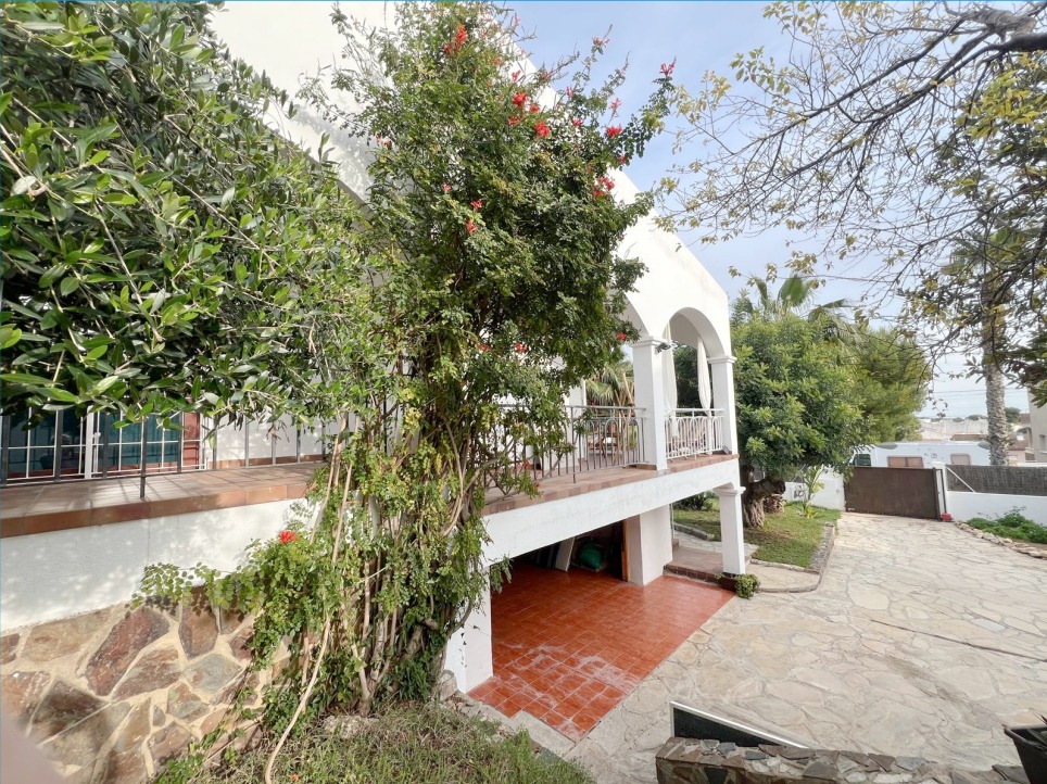 Elegante Villa Estilo Ibiza con Piscina y Palmeras / Precio 930 000