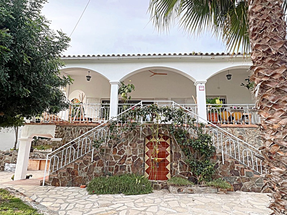 Elegante Villa Estilo Ibiza con Piscina y Palmeras / Precio 930 000